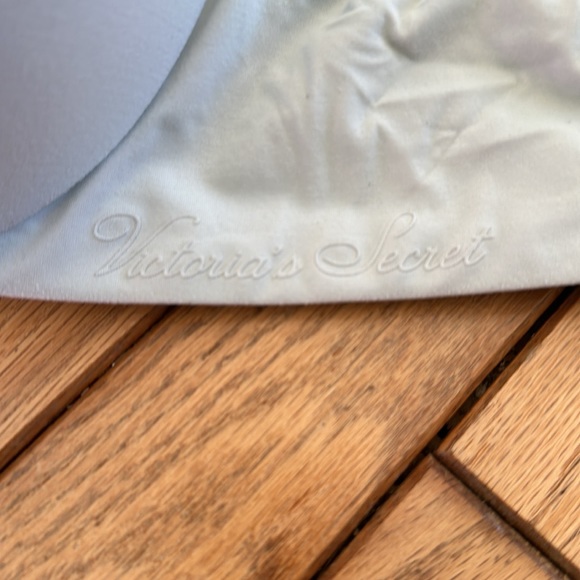 36D Victoria's Secret bra - Picture 2 of 4